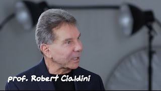 Wywieranie wpływu perswazja psychologia  prof Robert Cialdini i Andrzej Tucholski  Można [upl. by Aay]